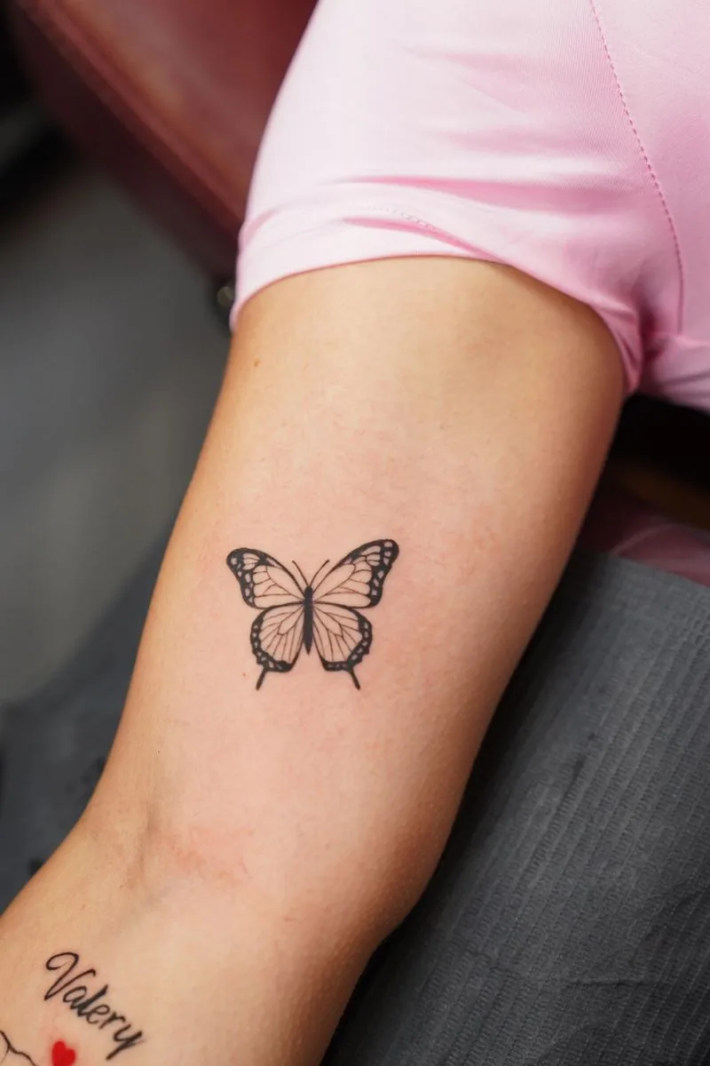 Tatuaje fine line: mariposa en el brazo · Wilson Escobar, tatuador en Miami