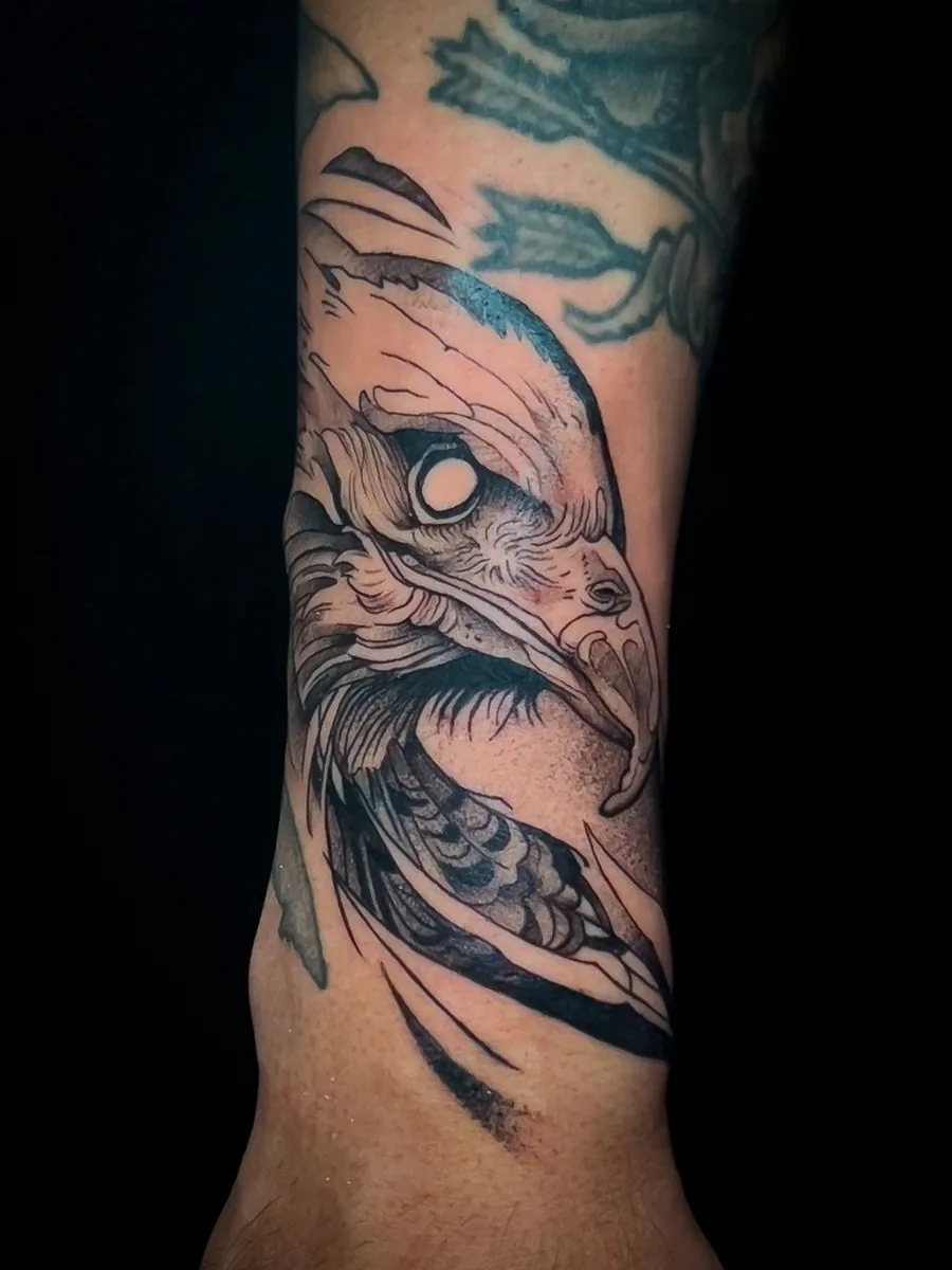Tatuaje whipshading en negro y gris: águila en el antebrazo · Wilson Escobar, tatuador en Miami