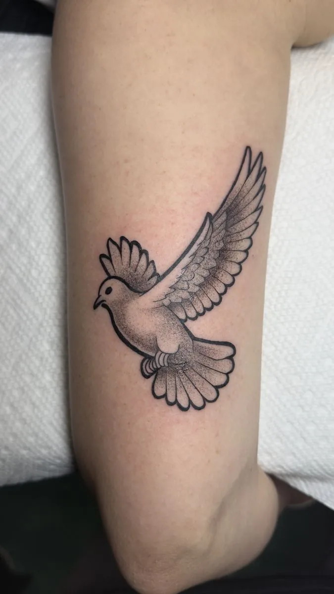 Tatuaje whipshading: paloma en vuelo, en el brazo · Wilson Escobar, tatuador en Miami